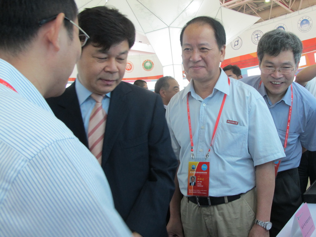 教育部杜占元副部长亲临乐鱼平台（中国）登陆入口展位指导